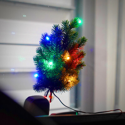 Mini Christmas Tree Allride &ndash; USB-LED-Weihnachtsbaum f&uuml;r die Lkw-Kabine